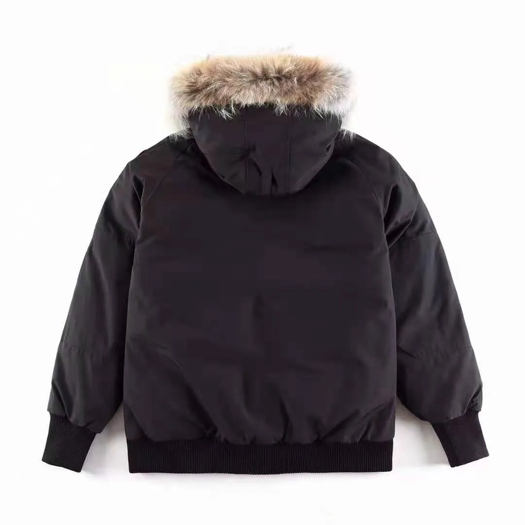 P780 with dust bag) Canada Goose Canada Goose #Chilliwack 7999M bomber jacket short down jacket ➖ Genuine synchronous anti-counterfeiting chip sensor! ➖ Imported 21-count polyester-cotton blended original fabric [last year’s 16-count/18-count hard fabrics have been completely eliminated, this year all use 21-count genuine synchronous fabrics, the soft mid-strap feels delicate and textured], genuine synchronous Feather-Light 10D waterproof coating fabric, made of 84.5 polyester fiber and 15.5 cotton, 100% the best feel in the entire network! ➖ The genuine official website is synchronized with the national standard 80 white duck down, you can check the official website customer service, there will never be a series of misleading claims such as 90 down or goose down! ➖ Using the best nylon lining with double double-layer sealing design, velvet-proof No. 7 needle + grid-filled down ready-made garments, there is 100% no so-called velvet running! ➖ The cuffs are designed with thickened seamless threads, and the collar and pockets are lined with top-quality polar fleece to keep you warm and comfortable! ➖ Yoshida YKK provides original custom-made electroplated sliders. YKK two-way lockable zippers are tight and smooth and will not peel off paint! ➖ 3M composite guarantees that the Velcro is the same as the original, durable, and all accessories and hardware are custom-made! ➖ Imported BEHRINGER embroidery machine to customize the 10,000-needle embroidery logo, 98% of which can be reproduced to restore the original logo. You can check and compare on the official website! 01 models for men and women SIZE: XS S M L XL XXL